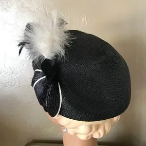 LOVELY 1950s\' BLACK STRAW TOQUE WITH WHITE EDGED \